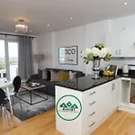 Aisiki Apartments At Clarendon Lofts, 2 Bedrooms And 2 Bathrooms Flat,King Or Twin Beds, With Free Wifi And Free Parking