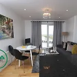 Aisiki Apartments At Clarendon Lofts, 2 Bedrooms And 2 Bathrooms Flat,King Or Twin Beds, With Free Wifi And Free Parking